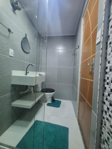 曼加拉蒂巴Suite Bela vista Muriqui Cantinho Feliz的一间带水槽和卫生间的浴室