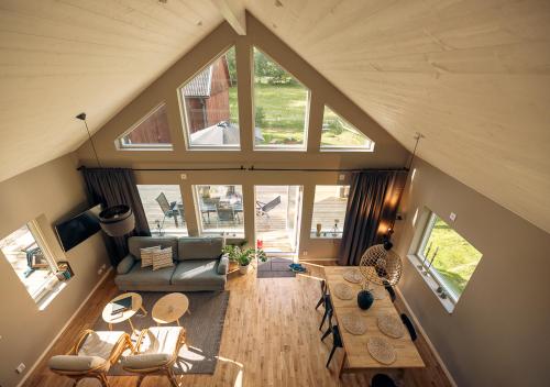 艾尔姆胡尔特Newly built cottage with jacuzzy and sauna的享有房子客厅的顶部景色