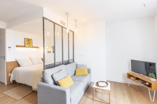 马赛Les Appartements de Babel République的客厅配有床和沙发