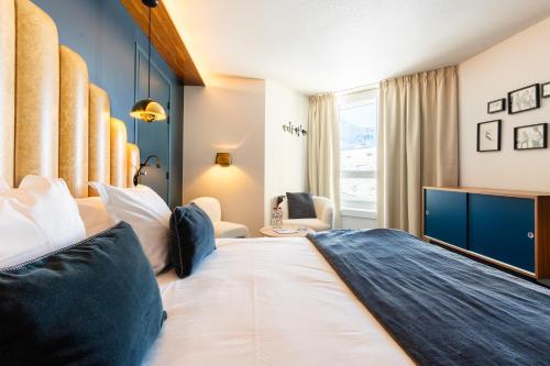 葱仁谷瓦托伦斯华氏七度酒店的一间设有大床和窗户的酒店客房