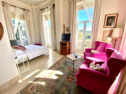 莫特里尔卡萨德洛斯贝茨酒店的客厅配有粉红色的沙发和床。