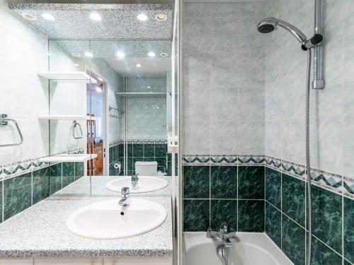 蒂涅Apartment Le Prariond-4的一间带两个盥洗盆和淋浴的浴室
