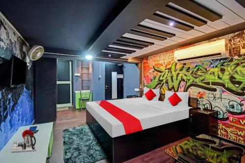 布巴内什瓦尔OYO Flagship Hotel Greenmoods的一间卧室设有一张大床和色彩缤纷的墙壁