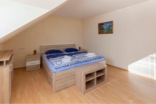 拉特西Apartment Pr' Kavač的一间小卧室,阁楼上配有一张床