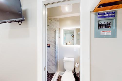费南迪纳比奇Beach 5 Villas #B4的一间带卫生间的浴室和一台电视。