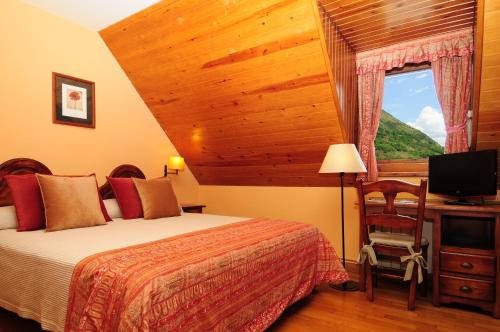 维耶拉ETH普摩尔酒店的一间卧室设有一张床和一个带电视的窗户。