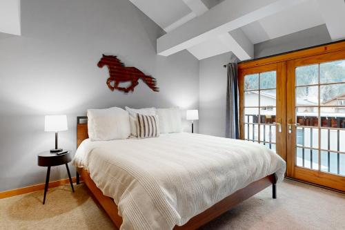 凯彻姆Sunbeam Sanctuary的卧室配有一张带马头的墙壁床。