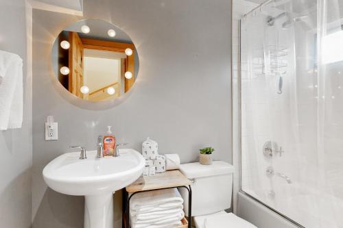 凯彻姆Sunbeam Sanctuary的白色的浴室设有水槽和淋浴。