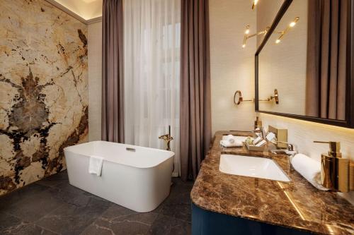 巴拉顿菲赖德Anna Grand Hotel的浴室配有大型白色水槽和浴缸。