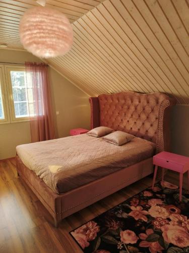 LohjaHuvila Lohja的一间卧室配有一张大床和大床头板