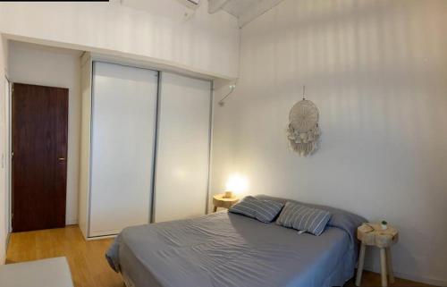 圣佩德罗Buen Descanso 2的一间卧室配有一张床和一个吊灯