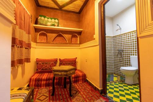 凯拉Kasbah Assafar的一间带床和卫生间的小浴室