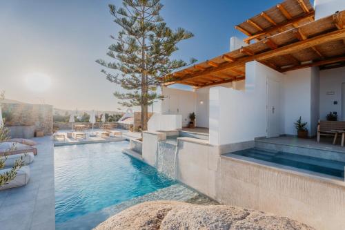 克洛瓦斯Oliving Mykonos Luxury Suites的房屋内的游泳池