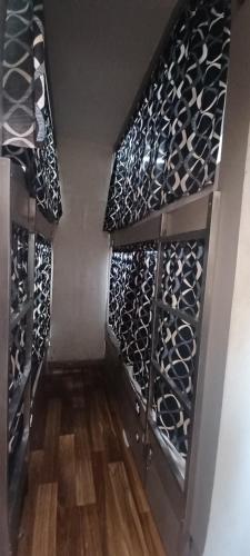 孟买New Passenger Dormitory的酒窖,配有黑白葡萄酒瓶