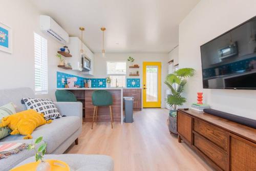 圣地亚哥Casita Amarilla, Tiny House的带沙发和电视的客厅