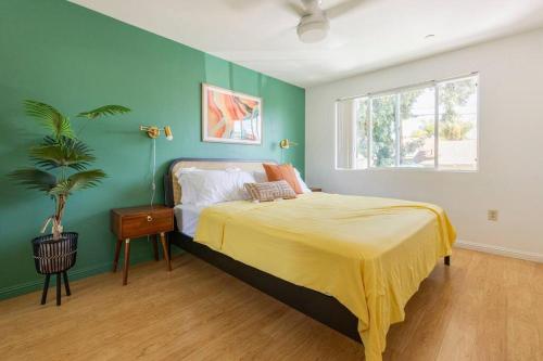 圣地亚哥Emerald Guest House的一间卧室设有一张床和绿色的墙壁