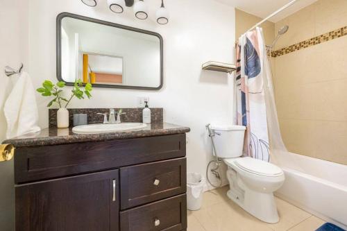 圣地亚哥Emerald Guest House的一间带水槽、卫生间和镜子的浴室