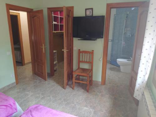 圣玛丽亚-德帕劳托尔德拉Casa en Parque Natural del Montseny.的客房设有电视、椅子和浴室。