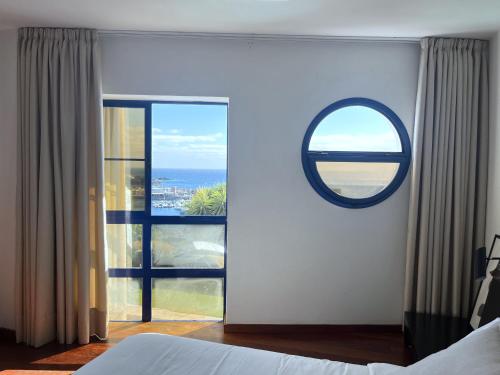 卡门港VILLA RAMIMEDI - Vistas al mar的卧室设有海景大窗户