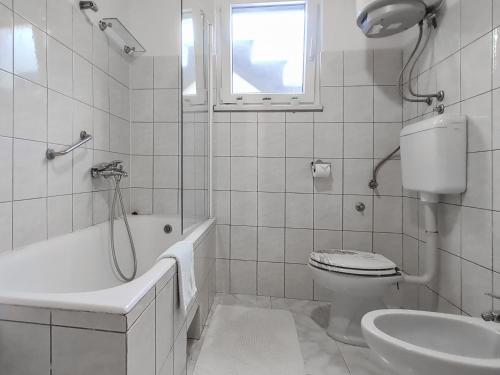 维甘Sea-view Apartments Klara - Viganj的白色的浴室设有卫生间和水槽。