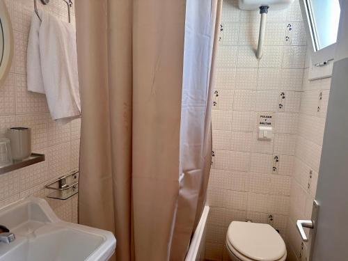 布拉内斯Can Setmanes by CozyCatalonia的带淋浴、卫生间和盥洗盆的浴室