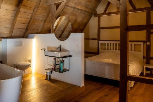 圣特雷登Begijnhof 9的一间带双层床和盥洗盆的浴室