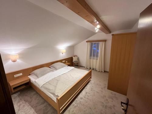 弗拉绍Appartement Stahlhammer的一间卧室,卧室内配有一张大床