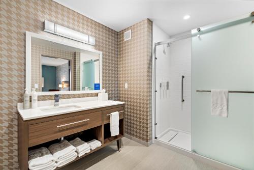 圣贝纳迪诺Home2 Suites By Hilton San Bernardino的一间带水槽和淋浴的浴室