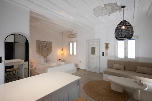 米克诺斯城Loom Suite Ornos的白色的客厅配有床和沙发