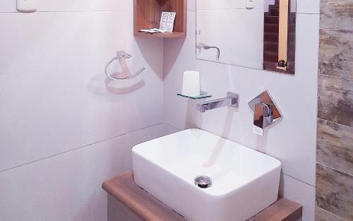阿雷基帕Hotel La Casa de Irma的客房内的白色盥洗盆浴室
