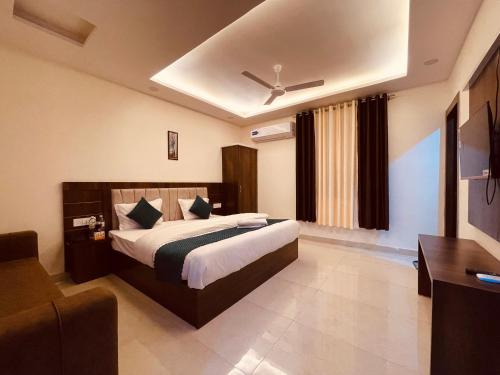 哈里瓦The Ganga Divine - A Family Hotel的酒店客房,配有床和沙发