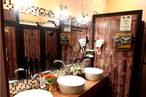 塔什干DRIMIN by sunrise caravan - Family boutique guesthouse and hostel的一间带两个水槽和木墙的浴室