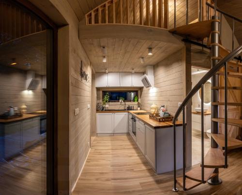 Satori Lounge的一间开放式厨房,内设螺旋楼梯