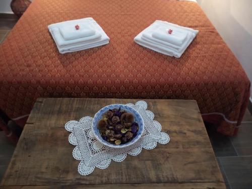 泰拉诺瓦迪波利诺Bed And Breakfasts LA CASETTA的床上摆着一碗食物的桌子