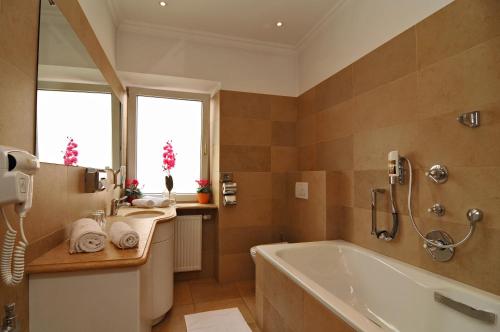 萨尔茨堡弗格韦德霍夫酒店的带浴缸和盥洗盆的浴室