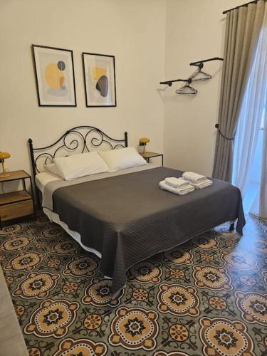 佩奥拉Ivy - Paola Modern Townhouse的一间卧室配有一张床,上面有两条毛巾