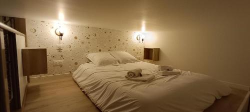 凯恩Antares - SILS --- 2 chambres séparées en mezzanine的卧室配有白色的床和2条毛巾