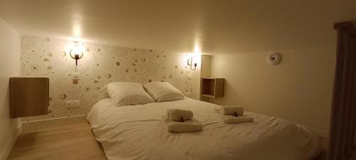 Antares - SILS --- 2 chambres séparées en mezzanine客房内的一张或多张床位