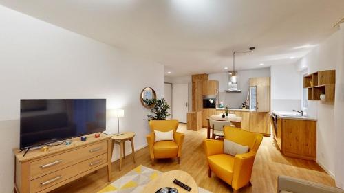 CollombeyAlp Art Hotel的客厅配有大电视和黄色椅子
