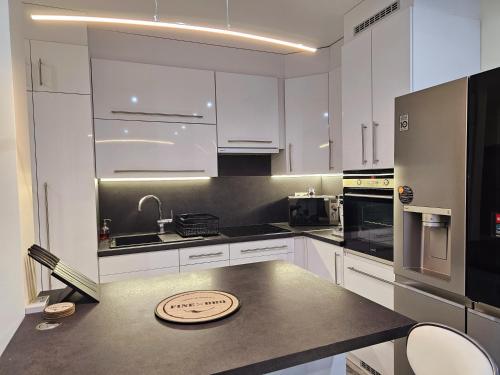 绍尔戈陶尔扬Urban Loft的厨房配有白色橱柜和台面