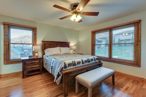 马吉谷Mountain-View Cabin in Maggie Valley with Foosball!的一间卧室配有一张床和吊扇