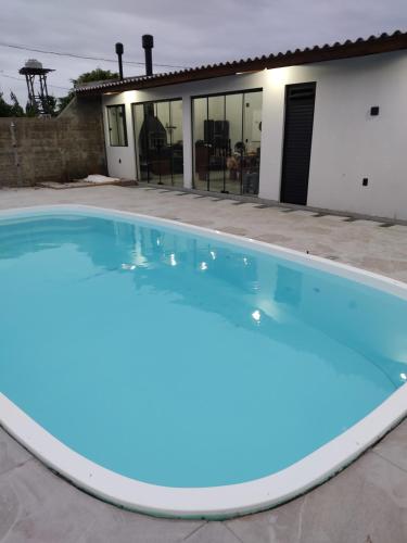Casa do Manezinho com Piscina内部或周边的泳池