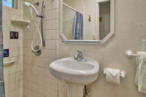 卡帕阿Kapa'a Sands 08的一间带水槽和镜子的浴室