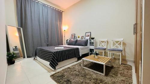 迪拜Beautiful Bedroom in Al Barsha Near Mashreq Metro的一间卧室配有一张床和一张桌子