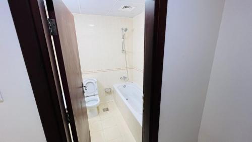 迪拜Beautiful Bedroom in Al Barsha Near Mashreq Metro的一间带卫生间和浴缸的浴室