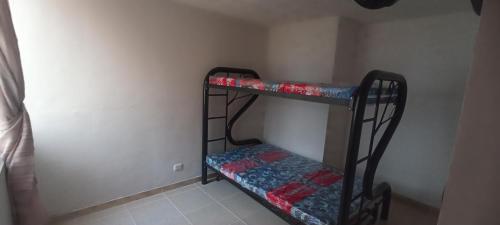 弗兰德斯Apto Flandes Tolima的一间客房内配有两张双层床的房间