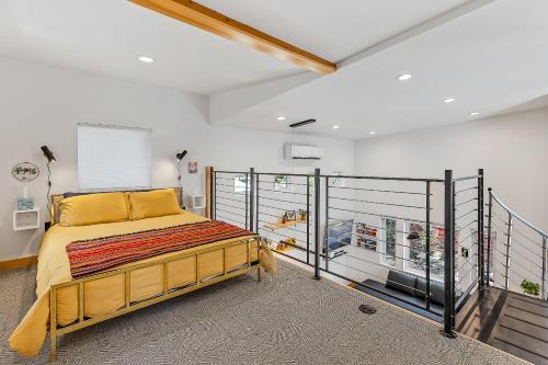 弗拉格斯塔夫Enchanting & Newly Built NoHo 1 BDR Loft with AC!的一间卧室设有一张床和一个阳台