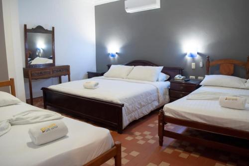 卡塔赫纳Baluarte Cartagena Hotel Boutique的酒店客房,设有两张床和镜子