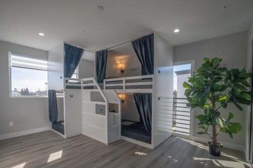 洛杉矶Normandie Hostel的一间卧室配有带盆栽的双层床
