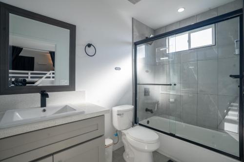 洛杉矶Normandie Hostel的带淋浴、卫生间和盥洗盆的浴室